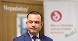 Veselības ministrs Hosams Abu Meri. Veselības ministrs Hosams Abu Meri.
