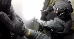 Aizturētā organizētās noziedzības līdera vārds netiek atklāts. Spriežot pēc policijas izplatītā video, vienas aizdomās turētās personas aizturēšana notikusi dzīvoklī ēkā Rīgā, Zaļajā ielā 10. Netiek gan atklāts, vai šī persona ir minētais līderis. Aizturētā organizētās noziedzības līdera vārds netiek atklāts. Spriežot pēc policijas izplatītā video, vienas aizdomās turētās personas aizturēšana notikusi dzīvoklī ēkā Rīgā, Zaļajā ielā 10. Netiek gan atklāts, vai šī persona ir minētais līderis.