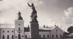 Piemineklis pilsētas valdes nama fonā, 1939. g. Piemineklis pilsētas valdes nama fonā, 1939. g.