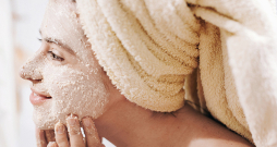 Ļoti populāra skaistumkopšanas procedūra, ko daudzas sievietes veic mājās pašas, ir pīlings jeb ādas attīrīšana. Ļoti populāra skaistumkopšanas procedūra, ko daudzas sievietes veic mājās pašas, ir pīlings jeb ādas attīrīšana.