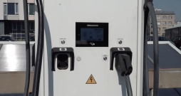 Valsts kontrole secinājusi, ka elektroauto uzlādes staciju projektā varēja ieekonomēt vismaz 2,7 miljonus eiro. Valsts kontrole secinājusi, ka elektroauto uzlādes staciju projektā varēja ieekonomēt vismaz 2,7 miljonus eiro.