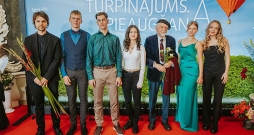 Filma "Pieaugšana. Turpinājums" pagājušajā nedēļas nogalē piedzīvoja pirmizrādi režisora Ivara Selecka dzimšanas dienā kinoteātrī "Splendid Palace" un jau guvusi atzinīgus dažādu paaudžu skatītāju vērtējumus. Attēlā: filmas pieci varoņi – Kārlis, Gļebs, Anete, Anastasija, Zane – pirmizrādes vakarā kopā ar režisoriem Armandu Začu (no kreisās) un Ivaru Selecki (trešais no labās).