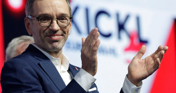 Austrijas Brīvības partijas vadītājs Herberts Kikls šā gada 7. septembrī vēlēšanu kampaņas mītiņā Grācā. Austrijas Brīvības partijas vadītājs Herberts Kikls šā gada 7. septembrī vēlēšanu kampaņas mītiņā Grācā.