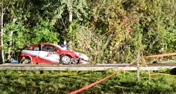 Lietuvas pilsētā Utenā piektdienas vakarā latviešu rallija ekipāža iebrauca skatītāju pūlī, izraisot viena cilvēka nāvi un 14 ievainojot. Lietuvas pilsētā Utenā piektdienas vakarā latviešu rallija ekipāža iebrauca skatītāju pūlī, izraisot viena cilvēka nāvi un 14 ievainojot.