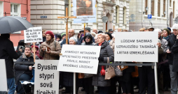 2018. gada 3. oktobrī pie Saeimas nama notika protesta akcija, kurā pieprasīja pārskatīt cilvēktirdzniecībā aizdomājas turētajam Rēzeknes-Aglonas diecēzes priesterim Pāvelam Zeiļam piemēroto drošības līdzekli - apcietinājumu. 2018. gada 3. oktobrī pie Saeimas nama notika protesta akcija, kurā pieprasīja pārskatīt cilvēktirdzniecībā aizdomājas turētajam Rēzeknes-Aglonas diecēzes priesterim Pāvelam Zeiļam piemēroto drošības līdzekli - apcietinājumu.