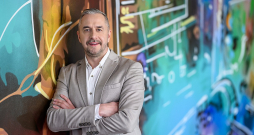 "Helmes Latvia" vadītājs Viesturs Bulāns: "Ietekmēt katru atsevišķo indivīdu būs ļoti sarežģīti, regulējot, cik ziņu dienā drīkst nosūtīt "WhatsApp" vai arī cik bilžu drīkst ielikt "Instagram". Tādēļ ticamākais ceļš, ko izvēlēsies ES, būs pieņemt tādas regulas, kas spiedīs šo datu uzglabātājus un datu centru turētājus izdarīt spiedienu uz patērētājiem, lai dzēstu vecos datus." "Helmes Latvia" vadītājs Viesturs Bulāns: "Ietekmēt katru atsevišķo indivīdu būs ļoti sarežģīti, regulējot, cik ziņu dienā drīkst nosūtīt "WhatsApp" vai arī cik bilžu drīkst ielikt "Instagram". Tādēļ ticamākais ceļš, ko izvēlēsies ES, būs pieņemt tādas regulas, kas spiedīs šo datu uzglabātājus un datu centru turētājus izdarīt spiedienu uz patērētājiem, lai dzēstu vecos datus."
