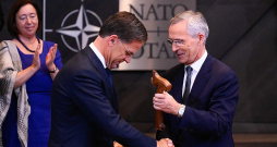 Jaunais NATO ģenerālsekretārs Marks Rite vakar pārņēma pilnvaras no iepriekšējā alianses vadītāja Jensa Stoltenberga, tostarp saņemot amata simbolu – vikingu stila sapulču āmuriņu, ko lieto vien īpašos gadījumos. Jaunais NATO ģenerālsekretārs Marks Rite vakar pārņēma pilnvaras no iepriekšējā alianses vadītāja Jensa Stoltenberga, tostarp saņemot amata simbolu – vikingu stila sapulču āmuriņu, ko lieto vien īpašos gadījumos.