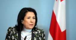 Gruzijas prezidente Salome Zurabišvili preses konferences laikā Rīgas pilī. Gruzijas prezidente Salome Zurabišvili preses konferences laikā Rīgas pilī.