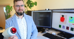 Rīgas Tehniskās universitātes Lietišķo datorsistēmu institūta vadošais pētnieks inženierzinātņu doktors Dmitrijs Bļizņuks demonstrē ierīci, kas dažu sekunžu laikā nosaka, vai āda ir melanomas skarta. Ierīces iegūtais rezultāts teju uzreiz parādās
datora ekrānā.