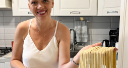 Liene Siliņa InBaroni gatavo pastu. Liene Siliņa InBaroni gatavo pastu.