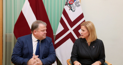 Ministru prezidente Evika Siliņa un Latvijas Pašvaldību savienības priekšsēdētājs Gints Kaminskis. Pēc smagām sarunām abas puses esot nonākušas līdz gala kompromisam. Ministru prezidente Evika Siliņa un Latvijas Pašvaldību savienības priekšsēdētājs Gints Kaminskis. Pēc smagām sarunām abas puses esot nonākušas līdz gala kompromisam.