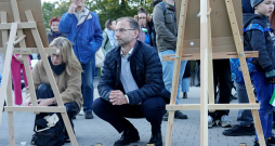 Esplanādē notiek piemiņas pasākums bojāgājušo Palestīnas civiliedzīvotāju piemiņai.. Atis Švinka. Esplanādē notiek piemiņas pasākums bojāgājušo Palestīnas civiliedzīvotāju piemiņai.. Atis Švinka.