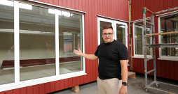 "20 gadu darbības laikā uzņēmums ir ieguvis stabila un uzticama partnera reputāciju Eiropas tirgū. Aptuveni 90% moduļu tiek eksportēti. Lielākais eksporta tirgus vēsturiski ir Skandināvijas valstis – Zviedrija, Dānija un Norvēģija," ir gandarīts "VIA-S modular houses" pārdošanas vadītājs Emīls Glazūns. "20 gadu darbības laikā uzņēmums ir ieguvis stabila un uzticama partnera reputāciju Eiropas tirgū. Aptuveni 90% moduļu tiek eksportēti. Lielākais eksporta tirgus vēsturiski ir Skandināvijas valstis – Zviedrija, Dānija un Norvēģija," ir gandarīts "VIA-S modular houses" pārdošanas vadītājs Emīls Glazūns.