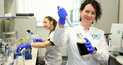 RTU Dabaszinātņu un tehnoloģiju fakultātes Ūdens sistēmu un tehnoloģiju institūta direktore, asociētā profesore Linda Mežule: "Mūsu laboratorijās iegūtie rezultāti apliecināja, ka no sadzīves notekūdeņiem visvieglāk varētu atdalīt, piemēram, celulozi, tādējādi mazāk tās ražošanā izmantojot koksni." RTU Dabaszinātņu un tehnoloģiju fakultātes Ūdens sistēmu un tehnoloģiju institūta direktore, asociētā profesore Linda Mežule: "Mūsu laboratorijās iegūtie rezultāti apliecināja, ka no sadzīves notekūdeņiem visvieglāk varētu atdalīt, piemēram, celulozi, tādējādi mazāk tās ražošanā izmantojot koksni."