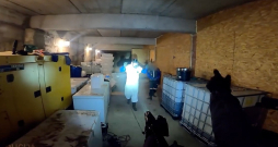 Šādās laboratorijās ražošanas procesi ir ļoti bīstami, jo tiek izmantotas indīgas gaistošas vielas, piemēram, broms.