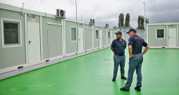 Itāliešu policisti piektdien atklātajā migrantu centrā Ģaderā Albānijas ziemeļrietumos. Itāliešu policisti piektdien atklātajā migrantu centrā Ģaderā Albānijas ziemeļrietumos.