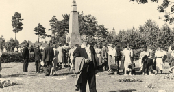 Piemiņas brīdis brāļu kapos pie Ziemassvētku kauju pieminekļa 20.–30. gadu Latvijā. Piemiņas brīdis brāļu kapos pie Ziemassvētku kauju pieminekļa 20.–30. gadu Latvijā.