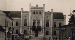 Kuldīgas rātsnams 20. gadsimta sākumā. 1933. gadā pilsēta bijauz bankrota sliekšņa – rātsnams esot galīgi nolaists, ielu bruģis bedrains, tilts pār
Alekšupīti pilsētā tuvu sabrukumam. Kuldīgas rātsnams 20. gadsimta sākumā. 1933. gadā pilsēta bijauz bankrota sliekšņa – rātsnams esot galīgi nolaists, ielu bruģis bedrains, tilts pār
Alekšupīti pilsētā tuvu sabrukumam.