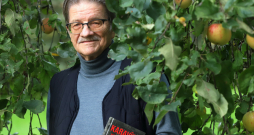 Atis Lejiņš piemājas dārzā Mārupē. Atis Lejiņš piemājas dārzā Mārupē.