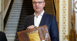 "Ikvienam deputātam ir tiesības paust savu viedokli. Es arī to izdarīju," saka Jānis Reirs. "Ikvienam deputātam ir tiesības paust savu viedokli. Es arī to izdarīju," saka Jānis Reirs.