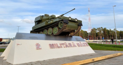Jaunā militarizētās tēlniecības kompozīcija pie Nacionālo bruņoto spēku militārās bāzes Kadagā.