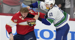 Uvis Jānis Balinskis un Teodors Bļugers sakaujas NHL spēles laikā. Uvis Jānis Balinskis un Teodors Bļugers sakaujas NHL spēles laikā.
