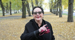 Helēna Heinrihsone: "Sēžot siltās mājās un raugoties uz pasauli no augšas, pienāk brīdis, kad vairs nevēlies stāvēt malā." Helēna Heinrihsone: "Sēžot siltās mājās un raugoties uz pasauli no augšas, pienāk brīdis, kad vairs nevēlies stāvēt malā."