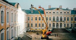 Rundāles pils pēdējos desmit gados ir bijusi filmēšanas vieta vairākām starptautiski atzītām filmām un seriāliem. Attēlā: pils Zelta zāles izgaismošana seriāla "Sisī" uzņemšanas laikā 2021. gadā. Rundāles pils pēdējos desmit gados ir bijusi filmēšanas vieta vairākām starptautiski atzītām filmām un seriāliem. Attēlā: pils Zelta zāles izgaismošana seriāla "Sisī" uzņemšanas laikā 2021. gadā.
