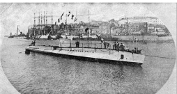 "Ronis" pēc nolaišanas ūdenī 1926. gadā Nantē Francijā. "Ronis" pēc nolaišanas ūdenī 1926. gadā Nantē Francijā.