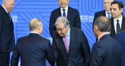 Antoniu Gutērrešs spiež roku kara noziedzniekam Vladimiram Putinam. Antoniu Gutērrešs spiež roku kara noziedzniekam Vladimiram Putinam.