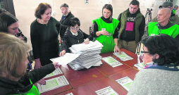 Gruzijas parlamenta vēlēšanās nodoto balsu skaitīšana Tbilisi.