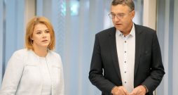 Ministru prezidente Evika Siliņa un Saeimas Budžeta komisijas priekšsēdētājs Jānis Reirs.