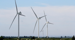 Lai visas pašlaik pieteiktās vēja jaudas realizētu, Latvijā jāizbūvē ap 120 jaunu vēja turbīnu: zinot, ka vienas modernās turbīnas jauda ir ap 7 MW.
