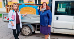 Aizkraukles slimnīcas galvenā māsa Iveta Leškeviča (no kreisās) un Aizkraukles novada Sociālā dienesta vecākā sociālā darbiniece ģimenēm ar bērniem Līva Skābarniece organizē ziedoto gultu nogādāšanu jaunajiem lietotājiem. Aizkraukles slimnīcas galvenā māsa Iveta Leškeviča (no kreisās) un Aizkraukles novada Sociālā dienesta vecākā sociālā darbiniece ģimenēm ar bērniem Līva Skābarniece organizē ziedoto gultu nogādāšanu jaunajiem lietotājiem.