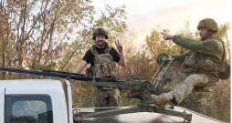 Šie vīri Ukrainas rietumos cīnās pret "Shahed" droniem.
