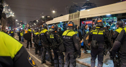 Nīderlandes policisti pēc Amsterdamas "Ajax" un Telavivas "Maccabi" futbola mača apsargāja izraēliešu fanus. Nīderlandes policisti pēc Amsterdamas "Ajax" un Telavivas "Maccabi" futbola mača apsargāja izraēliešu fanus.