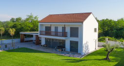 Projektējot ēku, īpaša uzmanība jāpievērš apbūves gabala īpatnībām un debespusēm. Projektējot ēku, īpaša uzmanība jāpievērš apbūves gabala īpatnībām un debespusēm.