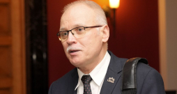 Latvijas Veselības un sociālās aprūpes darbinieku arodbiedrības priekšsēdētājs Valdis Keris. Latvijas Veselības un sociālās aprūpes darbinieku arodbiedrības priekšsēdētājs Valdis Keris.