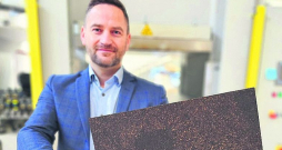 "Šāda produkta izstrāde dod lieliskas iespējas nākotnes sadarbībām ar uzņēmējiem, meklējot jaunus pielietojuma virzienus, mērogojot un izmēģinot to realitātei pielīdzināmos apstākļos," stāsta Latvijas Valsts koksnes ķīmijas institūta Biorafinēšanas laboratorijas vadošais pētnieks Jānis Rižikovs, demonstrējot no koku mizām radīto mitrumizturīgo plātni. "Šāda produkta izstrāde dod lieliskas iespējas nākotnes sadarbībām ar uzņēmējiem, meklējot jaunus pielietojuma virzienus, mērogojot un izmēģinot to realitātei pielīdzināmos apstākļos," stāsta Latvijas Valsts koksnes ķīmijas institūta Biorafinēšanas laboratorijas vadošais pētnieks Jānis Rižikovs, demonstrējot no koku mizām radīto mitrumizturīgo plātni.