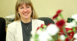 Anna Klēšmite-Blūma: "Ir mainījušās paaudžu vērtības. Ļoti svarīgs ir darba un personīgās dzīves līdzsvars – agrāk tika uzskatīts, ka, piemēram, ķirurgam darba dēļ ir jāupurē privātā dzīve, bet šobrīd ārsts, iespējams, neredz tāda upura nepieciešamību." Anna Klēšmite-Blūma: "Ir mainījušās paaudžu vērtības. Ļoti svarīgs ir darba un personīgās dzīves līdzsvars – agrāk tika uzskatīts, ka, piemēram, ķirurgam darba dēļ ir jāupurē privātā dzīve, bet šobrīd ārsts, iespējams, neredz tāda upura nepieciešamību."