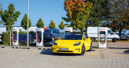 Ja kaut kur ļoti tuvu nozieguma izdarīšanas vietai atradies Tesla automobilis, ASV policisti var pieprasīt mašīnā uzstādītās kameras veiktos ierakstus. Ja kaut kur ļoti tuvu nozieguma izdarīšanas vietai atradies Tesla automobilis, ASV policisti var pieprasīt mašīnā uzstādītās kameras veiktos ierakstus.