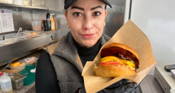 Labu apetīti novēl "GastroTruck" šefs Sintija Dozberga! Labu apetīti novēl "GastroTruck" šefs Sintija Dozberga!