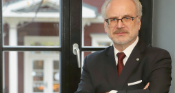 Intervijai Egilu Levitu tagad ir grūtāk sarunāt nekā prezidentūras laikā. Ikdiena viņam lielākoties paiet ārpus Latvijas – konferencēs, domnīcās un citos saietos, kur jāpiedalās ar lekcijām par starptautiskās politikas, demokrātijas un tiesību jautājumiem. Vienkāršāk sakot, apgaismojot politiskos prātus Eiropā, ASV un citur pasaulē. Intervijai Egilu Levitu tagad ir grūtāk sarunāt nekā prezidentūras laikā. Ikdiena viņam lielākoties paiet ārpus Latvijas – konferencēs, domnīcās un citos saietos, kur jāpiedalās ar lekcijām par starptautiskās politikas, demokrātijas un tiesību jautājumiem. Vienkāršāk sakot, apgaismojot politiskos prātus Eiropā, ASV un citur pasaulē.