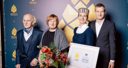 Konkursā "Sakoptākais mežs" Kristīna Sprūdža saņēma meža nozares balvu "Zelta čiekurs" par ilgtspējīgu meža apsaimniekošanu. No kreisās: vecāki Dainis un Aina, Kristīna ar vīru Edmundu. Konkursā "Sakoptākais mežs" Kristīna Sprūdža saņēma meža nozares balvu "Zelta čiekurs" par ilgtspējīgu meža apsaimniekošanu. No kreisās: vecāki Dainis un Aina, Kristīna ar vīru Edmundu.