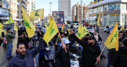 "Hezbollah" atbalstītāji ar šī grupējuma karogiem rokās Beirūtas dienvidu pievārtē svin pamiera stāšanos spēkā.