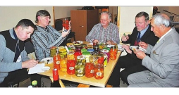 Ražas svētku degustatoru žūrijai deleģēti tikai vīri. Ražas svētku degustatoru žūrijai deleģēti tikai vīri.
