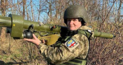 Bijusī bērnudārza audzinātāja Natālija Grabarčuka ar pārnēsājamo raķešu palaišanas ierīci "Igla".