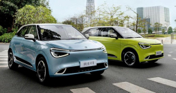 "Dongfeng BOX" garums ir tikai četri metri, tā tomēr ir visai ietilpīga. Latvijā pagaidām ir pieejama tikai auto elektroversija, un lielākajā komplektācijā tā ir aprīkota ar 42,3 kWh akumulatoru, kas sola iespēju nobraukt aptuveni 310 kilometrus ar vienu uzlādi.
