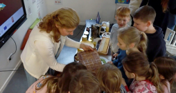 Skolēni iepazīst biškopju darbu un bišu nozīmi dabā. Skolēni iepazīst biškopju darbu un bišu nozīmi dabā.