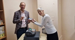 Smiltenes novada pašvaldības izpilddirektors Andris Lapiņš bijis viens no pirmajiem klientiem jaunatvērtajā aptiekā, kuru apkalpojusi farmaceite Kristīne Daņiļēviča. Smiltenes novada pašvaldības izpilddirektors Andris Lapiņš bijis viens no pirmajiem klientiem jaunatvērtajā aptiekā, kuru apkalpojusi farmaceite Kristīne Daņiļēviča.